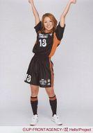【中古】生写真(ハロプロ)/アイドル/メロン記念日 メロン記念日/斉藤瞳/全身・ユニフォーム黒オレンジ・両手上げ・背景白・「すかいらーく」/公式生写真