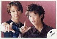 【中古】生写真(ジャニーズ)/アイドル/FiVe FiVe/牧野紘二・上里亮太/横型・バストアップ・牧野衣装茶・右手指立て・ポーズ・背景赤茶/公式生写真