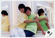 【中古】生写真(ジャニーズ)/アイドル/ジャニーズ ジャニーズ/ジミーMackey・田口淳之介/横型・膝上・座り・ジミーTシャツ緑・田口衣装黄色・抱き付き・背景鏡