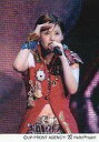 【中古】生写真(ハロプロ)/アイドル/Hello! Project Hello! Project/松浦亜弥/ライブフォト・上半身・衣装赤・左手マイク・右手顔・背景スクリーン/公式生写真