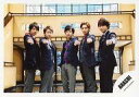 【中古】生写真(ジャニーズ)/アイドル/嵐 嵐/集合(5人)/横型・膝上・衣装黒・ズボングレー・手前でグー・カメラ目線/公式生写真