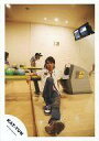 【中古】生写真(ジャニーズ)/アイドル/KAT-TUN KAT-TUN/中丸雄一/全身・座り・衣装白・ジーンズ・右腕台の上・左足前・ボウリング場/公式生写真