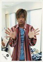 【中古】生写真(ジャニーズ)/アイドル/NEWS NEWS/山下智久/上半身・ストライプ柄シャツ赤水色・両手パー/公式生写真 - ネットショップ駿河屋 楽天市場店