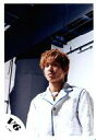 【中古】生写真(ジャニーズ)/アイドル/V6 V6/三宅健/上半身・衣装白・青・背景グレー/公式生写真(3)
