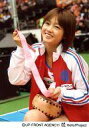 【中古】生写真(ハロプロ)/アイドル/美勇伝 美勇伝/三好絵梨香/膝上・座り・ジャージ赤白青・両手ハチマキ・太鼓/公式生写真
