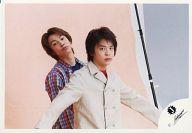 【中古】生写真(ジャニーズ)/アイドル/FiVe FiVe/牧野紘二・上里亮太/横型・上半身・上里シャツチェック・牧野衣装ベージュ・両手広げ・背景ピンク/公式生写真