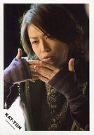 【中古】生写真(ジャニーズ)/アイドル/KAT-TUN KAT-TUN/亀梨和也/バストアップ・衣装茶色金・両手パー・背景黒/公式生写真