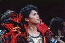 【中古】生写真(ジャニーズ)/アイドル/タッキー&翼 タッキー&翼/今井翼/ライブフォト・横型・バストアップ・衣装赤・羽飾り・顔右向き・後ろに人・背景黒/2Lサ...