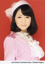 【中古】生写真(ハロプロ)/アイドル/Berryz工房 Berryz工房/菅谷梨沙子/バストアップ・衣装ピンク・帽子白・右向き・背景赤/公式生写真