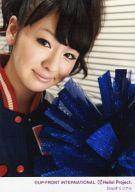 【中古】生写真(ハロプロ)/アイドル/Berryz工房 Berryz工房/菅谷梨沙子/バストアップ・衣装青・右向き・目線左・背景ブラインド/Shopオリジナル/公式生写真