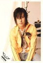 【中古】生写真(ジャニーズ)/アイドル/NEWS NEWS/山下智久/衣装黄色・グレー・白・ジーンズ・座り・あぐら・ロゴ「TOMOHISA」/公式生写真