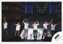 【中古】生写真(ジャニーズ)/アイドル/NEWS NEWS/集合(6人)/ライブフォト・横型・全身・衣装白・ジーンズ・左手マイク・右手上げ/公式生写真