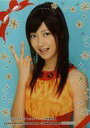 【中古】生写真(ハロプロ)/アイドル/Berryz工房 Berryz工房/熊井友理奈/上半身・衣装赤・黄色・右手ピース・背景水色・メタリック仕様・トレカサイズ/...