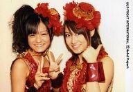 【中古】生写真(ハロプロ)/アイドル/ハロー!プロジェクト リンリン・小川紗季/横型・バストアップ・衣装赤金・両手ピース・帽子・背景白/公式生写真