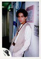 【中古】生写真(ジャニーズ)/アイドル/SMAP SMAP/稲垣吾郎/膝上・衣装白・ベージュ・ネックレス茶・壁寄りかかり・背景廊下