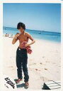 【中古】生写真(ジャニーズ)/アイドル/光GENJI Kinki Kids/堂本剛/全身・上半身裸・ジーンズ・両手グー・目線右・砂浜/公式生写真