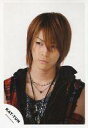 【中古】生写真(ジャニーズ)/アイドル/KAT-TUN KAT-TUN/亀梨和也/バストアップ・衣装赤黒・ネックレス・目線左・背景白/公式生写真(3)