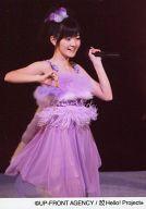 【中古】生写真(ハロプロ)/アイドル/°C-ute °C-ute/鈴木愛理/ライブフォト・膝上・衣装村紫・左手マイク・右手上げ・目線右/公式生写真