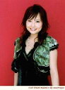 【中古】生写真(ハロプロ)/アイドル/モーニング娘。 モーニング娘。/安倍なつみ/上半身・衣装緑・背景赤/2L判公式生写真