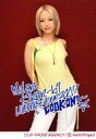 【中古】生写真(ハロプロ)/アイドル/メロン記念日 メロン記念日/大谷雅恵/膝上・両手後ろ・鍵のペンダント・背景赤・MELONKINEN-BI LIVEHOUSE TOUR 2007~LOCK ON/公式生写真