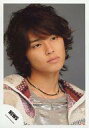 【中古】生写真(ジャニーズ)/アイドル/NEWS NEWS/手越祐也/顔アップ・衣装赤・黒・ベージュ・グレー・ドクロ・目線右・首傾け・口閉じ・背景グレー/公式生写真