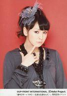 【中古】生写真(ハロプロ)/アイドル/Berryz工房 Berryz工房/菅谷梨沙子/バストアップ・衣装グレー・右手指立て・背景赤/雄叫びボーイ WAO!/友達は友達なんだ!」発売記念イベント/公式生写真