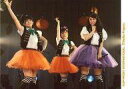 【中古】生写真(ハロプロ)/アイドル/Berryz工房 Berryz工房/嗣永・清水・菅谷/横型・ライブフォト・衣装黒白・嗣永清水右手上げ・左手マイク・背景グレー/公式生写真