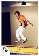 【中古】生写真(ジャニーズ)/アイドル/V6 V6/三宅健/全身・衣装緑・白・ジャンプ・トランポリン・体左..