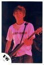 【中古】生写真(ジャニーズ)/アイドル/V6 V6/三宅健/ライブフォト・膝上・衣装白・ジーンズ・両手ギター・ライト赤/公式生写真