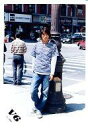 【中古】生写真(ジャニーズ)/アイドル/V6 V6/三宅健/全身・衣装青・白・ボーダー柄・ジーンズ・ネックレス・目線右/公式生写真