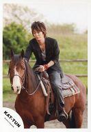 【中古】生写真(ジャニーズ)/アイドル/KAT-TUN KAT-TUN/亀梨和也/全身・ジャケット黒・馬に乗る・野外/公式生写真