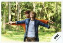 【中古】生写真(ジャニーズ)/アイドル/NEWS NEWS/増田貴久・手越祐也/横型・膝上・両手広げ・背景木/公式生写真