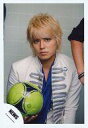 【中古】生写真(ジャニーズ)/アイドル/NEWS NEWS/手越祐也/上半身・衣装白、青・右手ボール緑/公式生写真