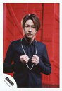 【中古】生写真(ジャニーズ)/アイドル/嵐 嵐/相葉雅紀/上半身・衣装黒・紺・両手襟・カメラ目線・背景赤/公式生写真
