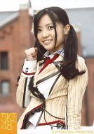 【中古】生写真(AKB48・SKE48)/アイドル/SKE48 古川愛李/上半身・体左向き・右手グー・笑顔・背景赤レンガ倉庫/横浜赤レンガ倉庫 握手会会場限定/公式生写真