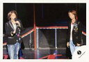 【中古】生写真(ジャニーズ)/アイドル/Kis-My-Ft2 Kis-My-Ft2/藤ヶ谷太輔・宮田俊哉/ライブフォト・横型・膝上・衣装黒・ジーンズ・マイク・背景黒/公式生写真