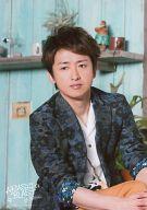 【中古】生写真(ジャニーズ)/アイドル/嵐 嵐/大野智/膝上・座り・ジャケット黒青グレー・シャツ白・両手組み/ARASHI BLAST in Hawaii