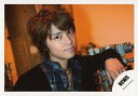 【中古】生写真(ジャニーズ)/アイドル/NEWS NEWS/手越祐也/横型・バストアップ・衣装黒・チェック柄・左手前・口閉じ/公式生写真