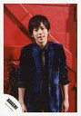 【中古】生写真(ジャニーズ)/アイドル/嵐 嵐/二宮和也/膝上・衣装青黒・ネクタイ・両手下・背景赤/公式生写真