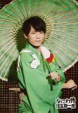 【中古】生写真(ジャニーズ)/アイドル/ジャニーズWEST ジャニーズWEST/神山智洋/ライブフォト・膝上・着物緑・腕交差・左手傘/なにわ侍 団五郎一座