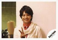 【中古】生写真(ジャニーズ)/アイドル/Sexy Zone Sexy Zone/佐藤勝利/横型・バストアップ・衣装白・シャツネクタイピンク・右手ピース・笑顔/公式生写真