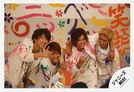 【中古】生写真(ジャニーズ)/アイドル/ジャニーズWEST ジャニーズWEST/集合(4人)/横型・膝上・衣装白・ペンキ・小瀧藤井肩組み・中間目閉じ・浜田右手親指立て/公式生写真