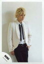 【中古】生写真(ジャニーズ)/アイドル/NEWS NEWS/手越祐也/膝上・衣装白・黒・ネクタイ・左手ポケット・目線右・背景白/公式生写真