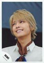 【中古】生写真(ジャニーズ)/アイドル/NEWS NEWS/手越祐也/顔アップ・衣装白・茶・青・目線左上・背景グレー黒/公式生写真