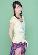 【中古】生写真(AKB48・SKE48)/アイドル/JKT48 近野莉菜/膝上・体斜め・衣装黄色・紫・ピンク・赤・背景黄緑/公式生写真