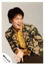 【中古】生写真(ジャニーズ)/アイドル/関ジャニ∞ 関ジャニ∞/丸山隆平/膝上・ジャケットカーキ・迷彩・シャツ黄土色・右手パー・目線右・背景グレー/公式生写真