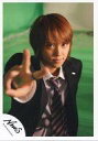 【中古】生写真(ジャニーズ)/アイドル/NEWS NEWS/手越祐也/上半身・スーツ黒・シャツ白・右手ピース・背景緑/公式生写真