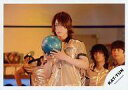 【中古】生写真(ジャニーズ)/アイドル/KAT-TUN KAT-TUN/亀梨和也/横型・上半身・衣装金・両手ボウリングの玉・後ろに田中と中丸/公式生写真