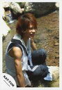 【中古】生写真(ジャニーズ)/アイドル/KAT-TUN KAT-TUN/上田竜也/全身・衣装白・ジーンズ・体右向き・座り・背景川・笑顔/公式生写真