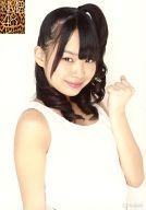 【中古】生写真(AKB48・SKE48)/アイドル/NMB48 小笠原茉由/バストアップ・衣装白・左手グー/個人生写真 第4弾 公式生写真